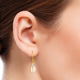 Boucles d'oreilles plaquees or 18 carats avec coquillage naturel